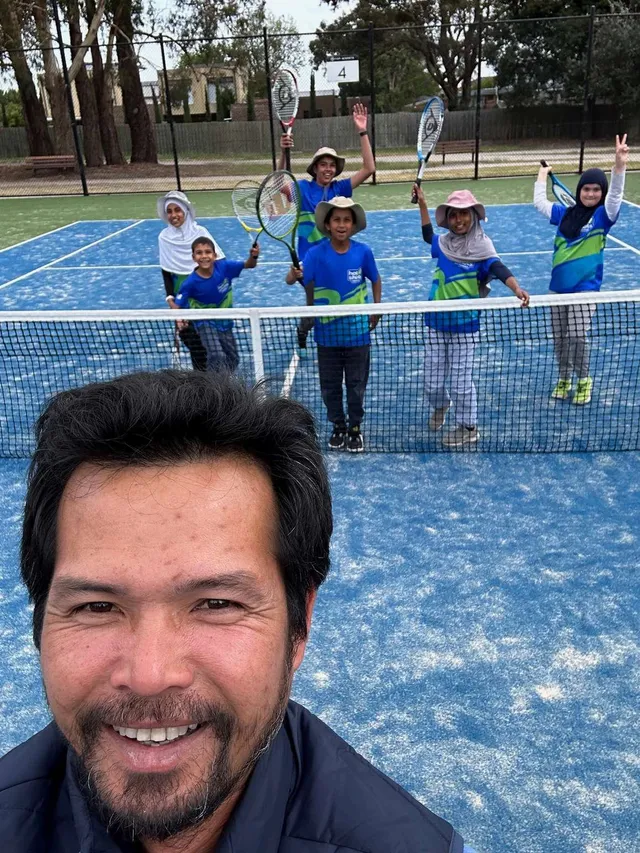 Hot Shots coaching session with young juniors at the net