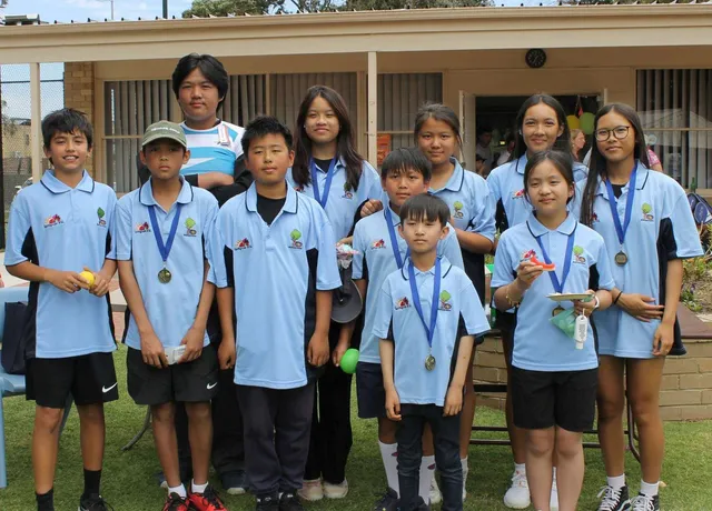 A larger group of juniors after a medal presentation